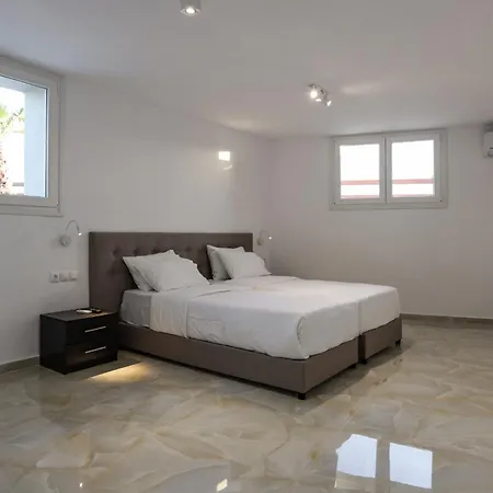 Sunset Views - George Iv, With Private Pool Close To Town