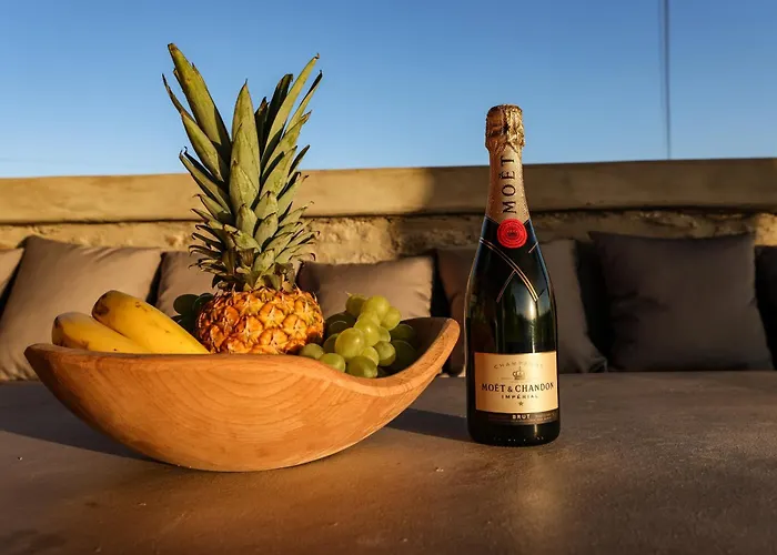 Sunset Views - George Iv, With Private Pool Close To Town فيلة